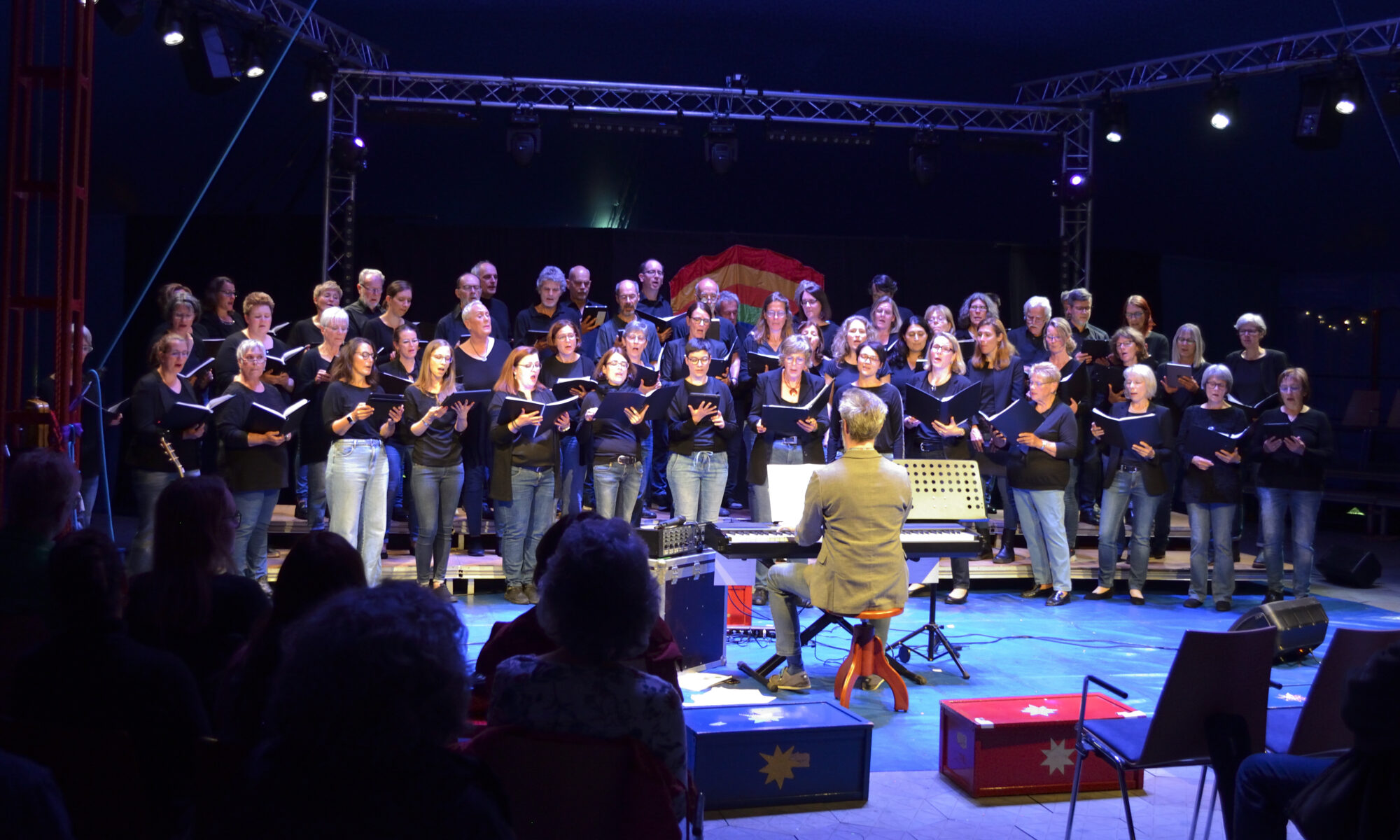 Chor im Zirkuszelt